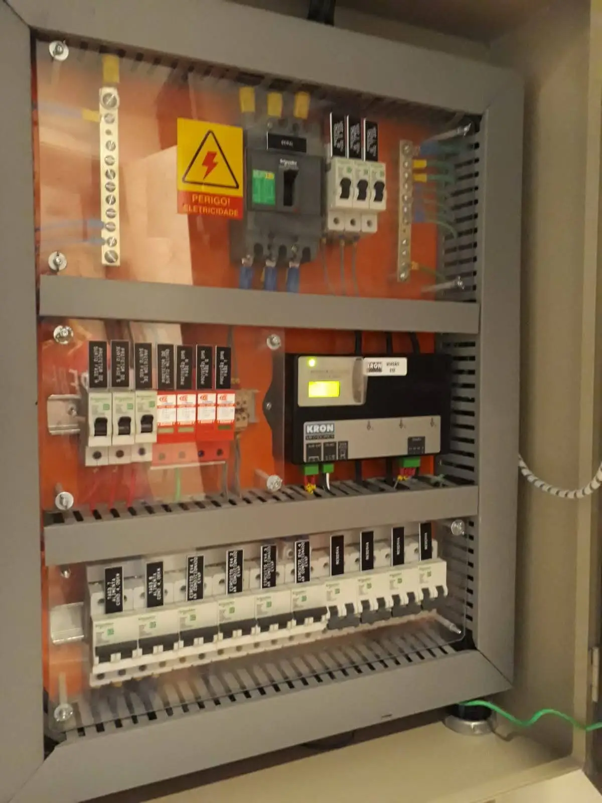 Quadro elétrico e inspeção técnica