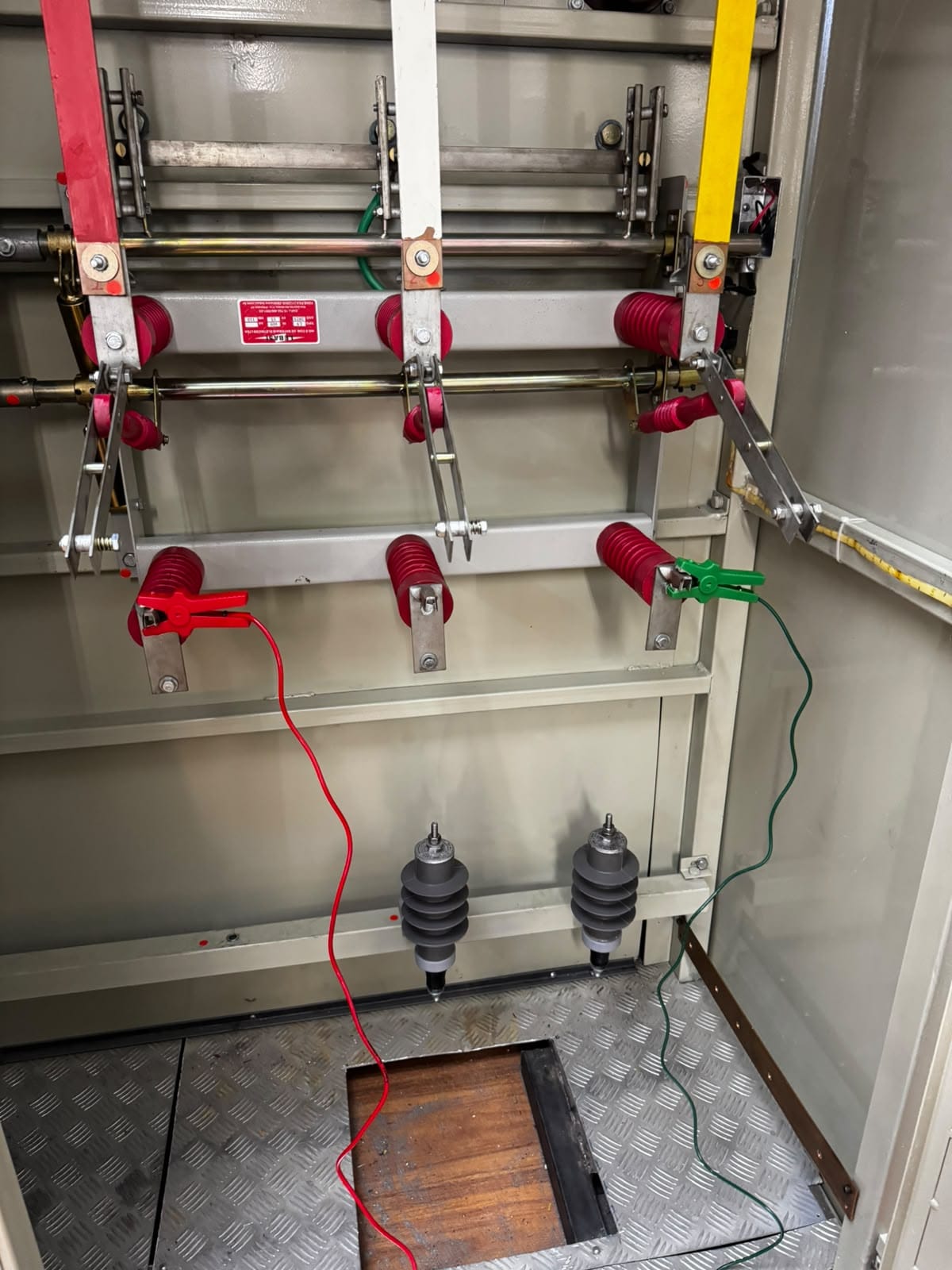 Pontos de ensaio e aterramento em cubículo elétrico para treinamento técnico