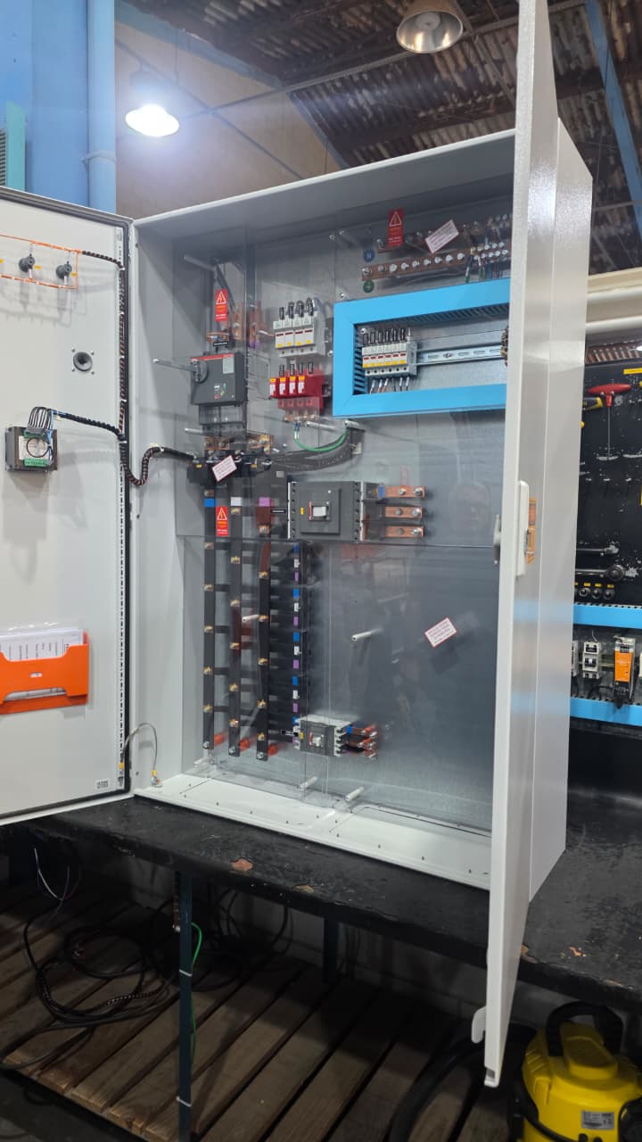 Estrutura interna de painel elétrico para inspeção