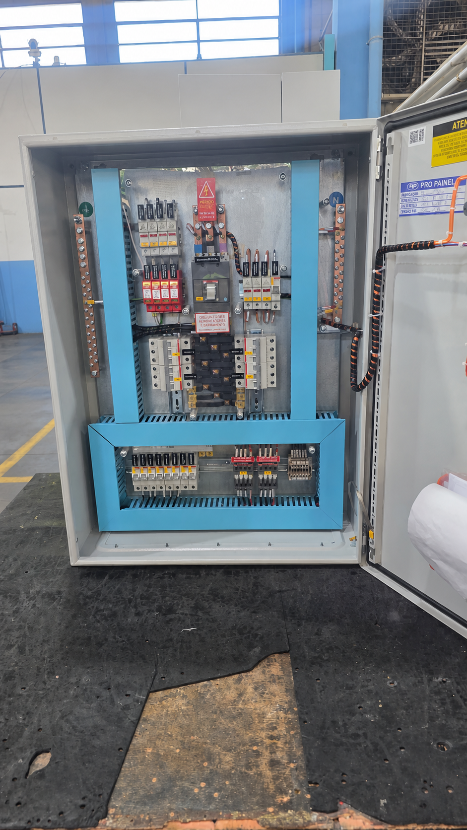 Painel aberto preparado para ensaios técnicos